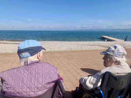 Na sprehodu z varovanci Doma upokojencev Izola